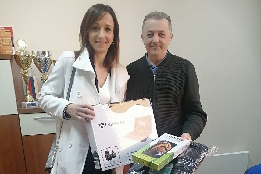 БАЊАЛУКА, 30. ДЕЦЕМБРА /СРНА/ - Кошаркашки савез Републике Српске донирао је по један комплет информатичке опреме клубовима који учествују у такмичењима у оквиру прве мушке и женске лиге Републике Српске ради олакшавања њиховог функционисања.