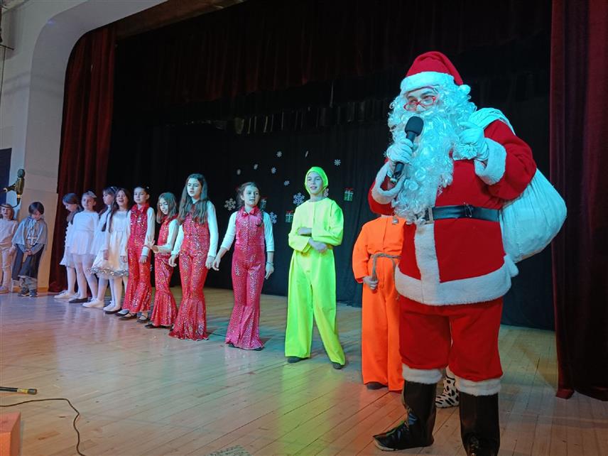 ПРЊАВОР, 30. ДЕЦЕМБРА /СРНА/ - Град Прњавор организовао је данас у Центру за културу прославу Дјечије Нове Године уз игру, музику, пригодне поклоне и дочек Дједа Мраза.