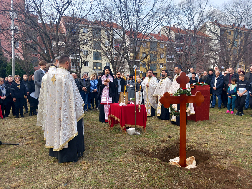 ТРЕБИЊЕ, 30. ДЕЦЕМБРА /СРНА/ - Његово преосвештенство епископ захумско-херцеговачки и приморски Димитрије данас је освештао земљиште у насељу Тини у Требињу и постављен је крст на мјесту гдје ће се градити храм Светих Ћирила и Методија.