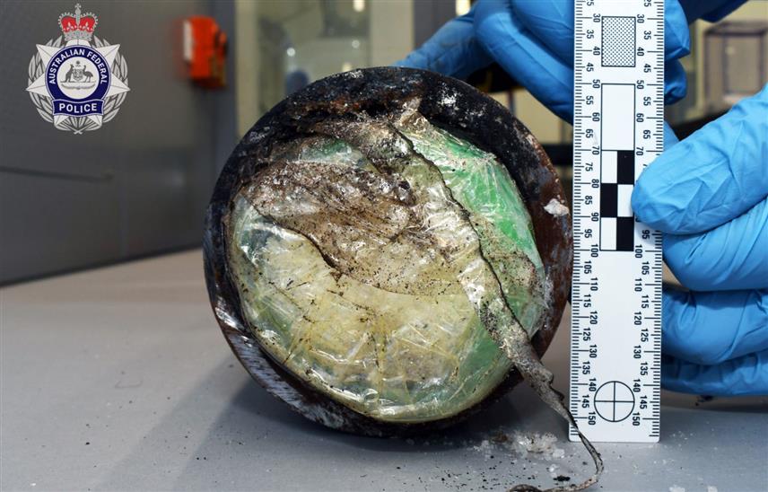 БЕОГРАД, 30. ДЕЦЕМБРА /СРНА/ - Припадници Министарства унутрашњих послова /МУП/ Србије учествовали су са Аустралијском федералном полицијом /АФП/ у међународној акцији у оквиру које је у Мелбурну заплијењено 98 килограма метамфетамина и ухапшене су двије особе.