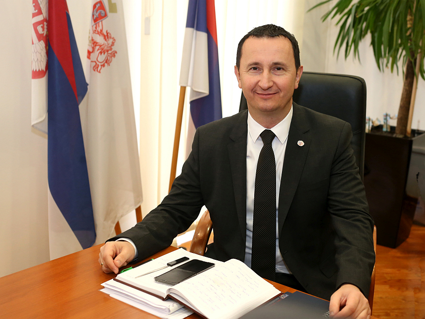 ТРЕБИЊЕ, 30. ДЕЦЕМБРА /СРНА/ - Градоначелник Требиња Мирко Ћурић изјавио је Срни да је у овој години Градска управа реализовала велики број пројеката на које су поносни и да ће бити настављена њихова реализација, а у 2024. више од 20 милиона биће уложено у различите инвестиције.