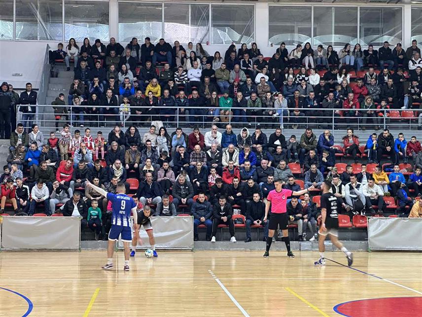 ФОЧА, 31. ДЕЦЕМБРА /СРНА/ - Црногорска екипа "Плужине" освојила је Новогодишњи турнир у Фочи савладавши у финалу домаћи састав "Кинг сквер" резултатом 3:2.