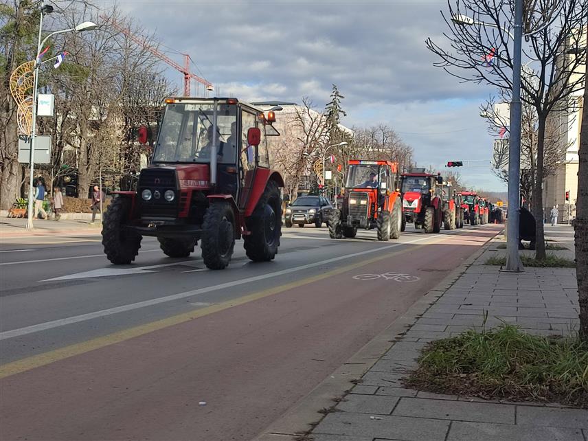 БАЊАЛУКА, 31. ДЕЦЕМБРА /СРНА/ - Пољопривредни произвођачи са подручја Бањалуке данас су организовали протест испред Градске управе незадовољни јер им нису исплаћени подстицаји у овој години.