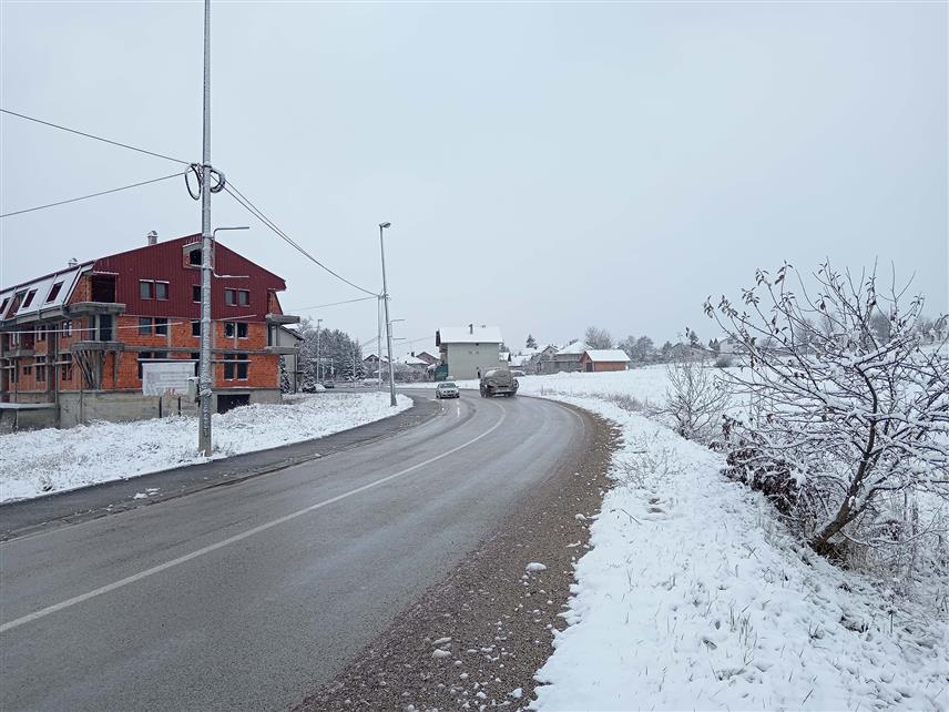 СОКОЛАЦ, 3. ДЕЦЕМБРА /СРНА/ - Магистрални и регионални путеви на подручју Сарајевско-романијске и Горњо-дринске регије посути су абразивним материјалом и саобраћај се одвија несметано.