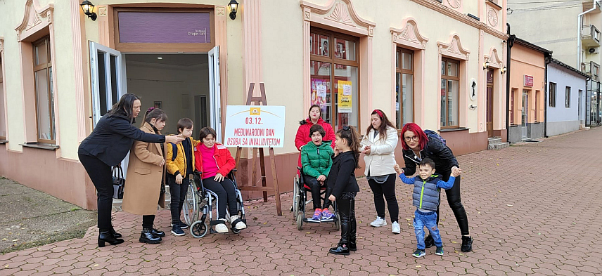 ШАМАЦ, 3. ДЕЦЕМБРА /СРНА/ - Удружење грађана за помоћ лицима са посебним потребама "Дјеца сунца" из Шамца организовало је изложбу радова поводом Међународног дана особа са инвалидитетом.