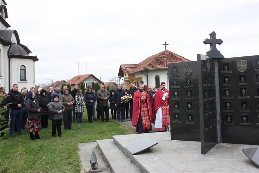 МОДРИЧА, 3. ДЕЦЕМБРА /СРНА/ - У Цркви Свете Петке Параскеве у мјесној заједници Модрича Пет служена је литургија, а након тога парастос за 111 борца и цивила са подручја Гостовића и Жепча који су погинули у протеклом Одбрамбено-отаџбинском рату.