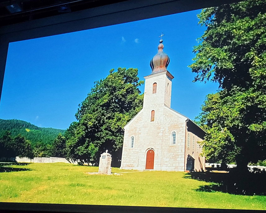 ПАЛЕ, 3. ДЕЦЕМБРА /СРНА/ - На Палама је вечерас приказан документарни филм "Гаравице" режисера Драгана Радовића који говори о једном од највећих стратишта над Србима код Бихаћа, али и другим стратиштима у том дијелу Крајине током Другог свјетског рата, а представљена је и књига "Корана ко рана".