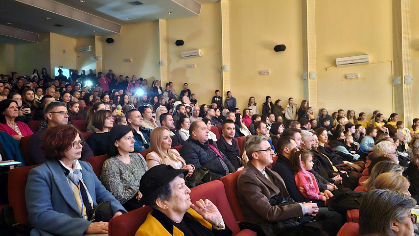 КОЗАРСКА ДУБИЦА, 3. ДЕЦЕМБРА /СРНА/ - Манифестацијом "Пружи ми руку", у Дому културе у Козарској Дубици вечерас је обиљежен Међународни дан особа са инвалидитетом, којој је присуствовала и министар управе и локалне самоуправе Републике Српске Сенка Јујић.