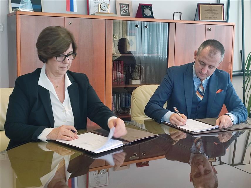 БАЊАЛУКА, 4. ДЕЦЕМБРА /СРНА/ - Министар просвјете и културе Републике Српске Жељка Стојичић и директор Завода за статистику Српске Дарко Милуновић потписали су данас Технички протокол о електронској размјени података за средње школе који ће омогућити успостављање механизма електронске размјене података између информационих система за област средњег образовања.