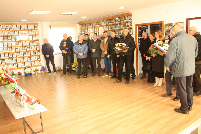 МОДРИЧА, 4. ДЕЦЕМБРА /СРНА/ - Одбор ратних војних инвалида општинске Борачке организације Модрича данас је обиљежио 3. децембар - Међународни дан лица са инвалидитетом полагањем вијенаца на Централном спомен-обиљежју и Спомен-соби погинулим борцима у Одбрамбено- отаџбинском рату и дружењем са представницима Општинске управе.