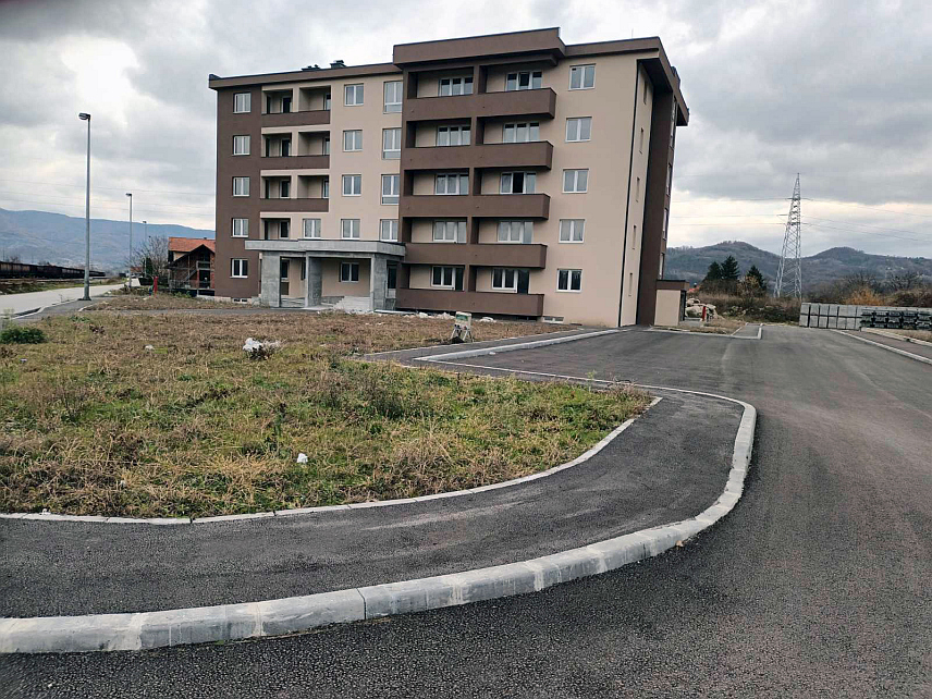 ЗВОРНИК, 4. ДЕЦЕМБРА /СРНА/ - Градоначелник Зворника Бојан Ивановић рекао је данас да ће радови на стамбеној згради за кориснике алтернативног смјештаја у Каракају ускоро бити завршени.