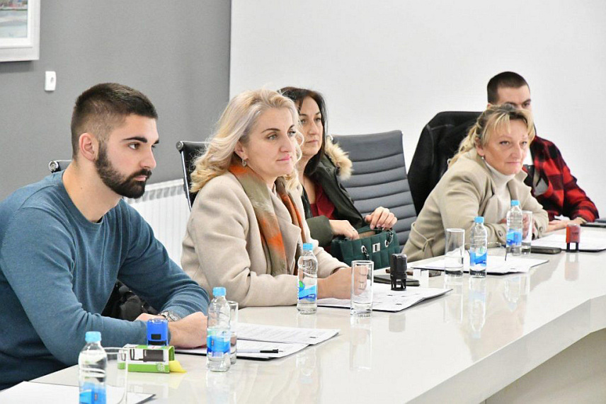 ИСТОЧНО САРАЈЕВО, 4. ДЕЦЕМБРА /СРНА/ - Представници Градске управе Источно Сарајево потписали су данас са представницима невладиних организација, те установа и удружења из области културе уговоре о финансирању и суфинансирању пројеката, за шта је из градског буџета издвојено 70.000 КМ.	

