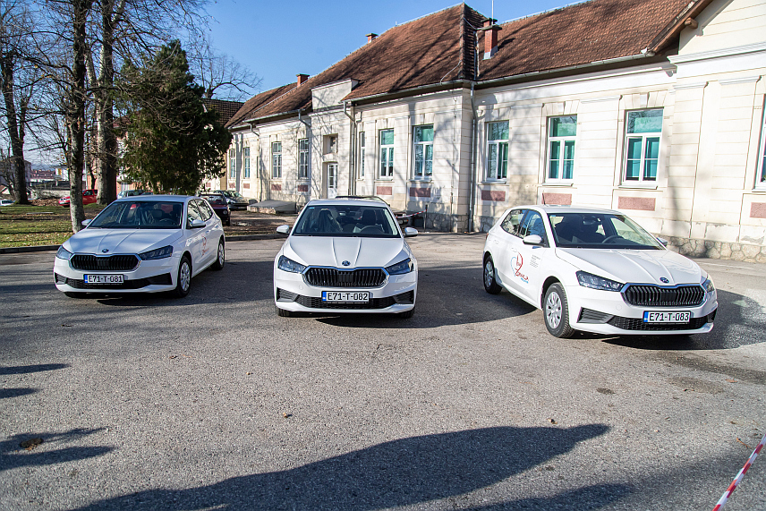 ПРЊАВОР, 4. ДЕЦЕМБРА /СРНА/ - Дом здравља Прњавор од данас има три нова возила за потребе тимова породичне медицине, чија је укупна вриједност 94.000 КМ.