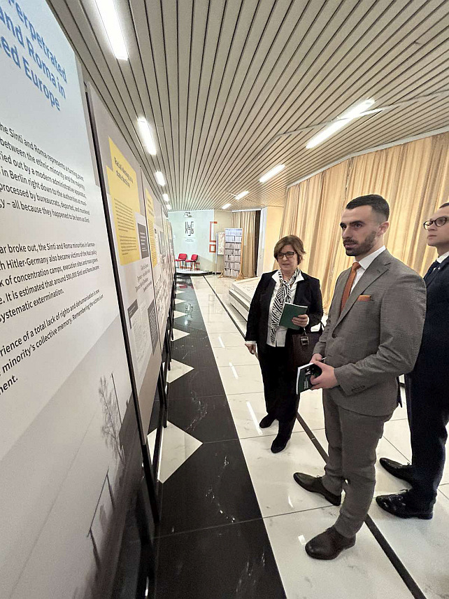 БАЊАЛУКА, 4. ДЕЦЕМБРА /СРНА/ - Министар просвјете и културе Републике Српске Жељка Стојичић на отварању изложбе "Расна дијагноза: цигани-нацистички геноцид над синтима и ромима и дуга борба за признање" у Народној и универзитетској библиотеци Републике Српске.