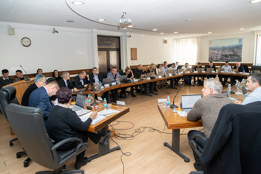 ПРЊАВОР, 4. ДЕЦЕМБРА /СРНА/ - Скупштина града Прњавора усвојила је данас ребаланс буџета за 2023. годину у износу од 31.400.000 КМ, што је у односу на овогодишњи буџет више за 12,46 одсто или 3.480.000 КМ, потврдио је вршилац дужности начелника Одјељења за финансије Александар Његомировић.