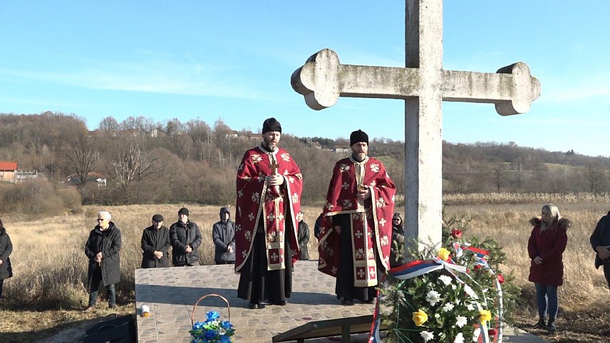ПРЊАВОР, 4. ДЕЦЕМБРА /СРНА/ - У Прњавору је данас служен парастос и положени су вијенци код Спомен-обиљежја на православном гробљу Радловац поводом 82 године од убиства 22 Србина који су жртве усташког терора.