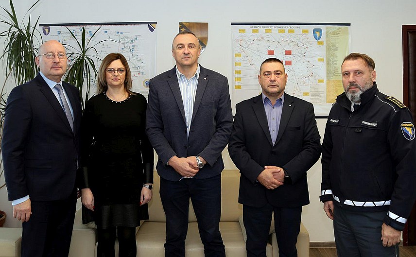 САРАЈЕВО, 4. ДЕЦЕМБРА /СРНА/ - Директор Граничне полиције БиХ Мирко Купрешаковић разговарао је са новим руководством Синдиката те полицијске агенције и подржао њихове иницијативе које би допринијеле побољшању статуса полицијских службеника.	
