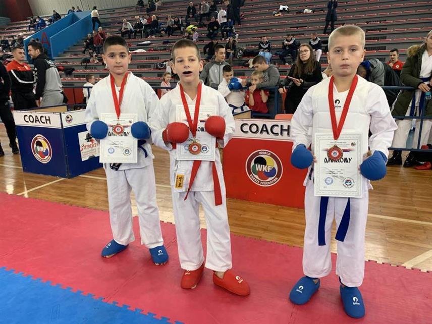 ЗВОРНИК, 4. ДЕЦЕМБРА /СРНА/ - Чланови Карате клуба "Гласинац" са Сокоца освојили су 15 медаља у појединачним и једну у екипном наступу на такмичењу "Српска опен" у Зворнику.