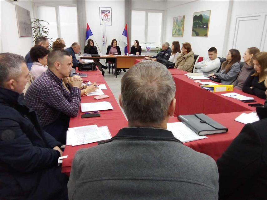 НОВИ ГРАД, 5. ДЕЦЕМБРА /СРНА/ - У Новом Граду данас је одржана јавна расправа о нацрту ребаланса овогодишњег општинског буџета од 17.901.213 КМ, који је мањи за 136.307 КМ или 0,76 одсто од плана.