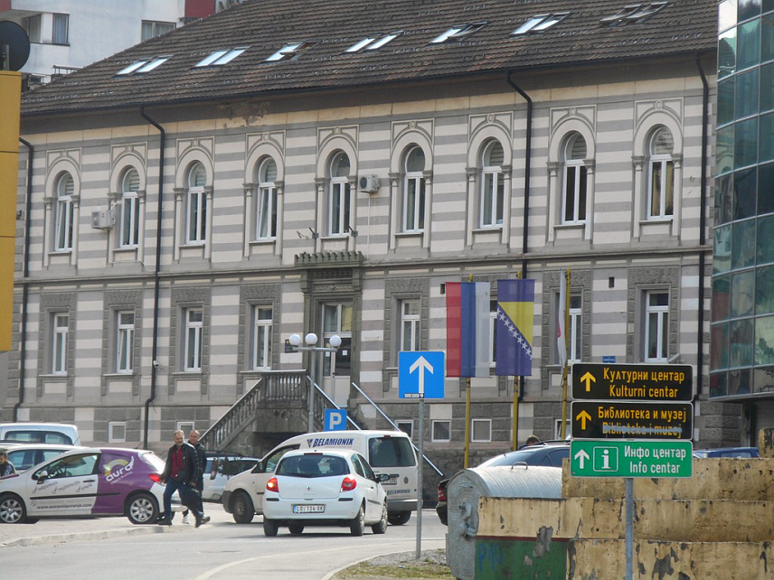 СРЕБРЕНИЦА, 5. ДЕЦЕМБРА /СРНА/ - Општина Сребреница расписала је јавни позив за дугорочно кредитно задужење у износу од два милиона марака, након што је спровела процедуру и обезбиједила неопходне одлуке.
