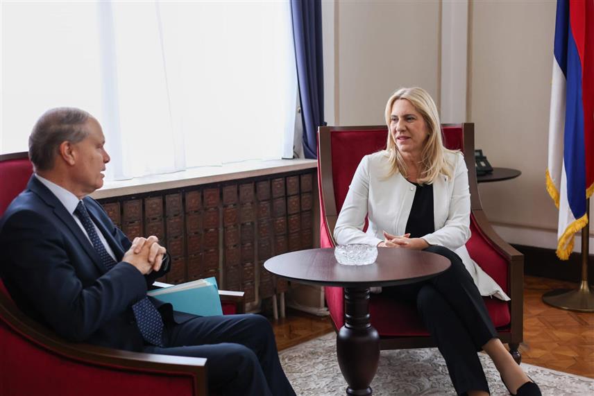 САРАЈЕВО, 5. ДЕЦЕМБРА /СРНА/ - Српски члан Предсједништва БиХ Жељка Цвијановић разговарала је данас са специјалним изаслаником Француске за Балкан Ренеом Tроказом.