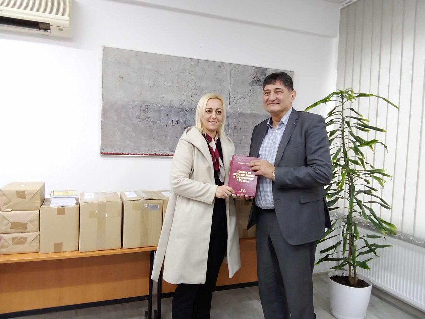 НОВИ ГРАД, 5. ДЕЦЕМБРА /СРНА/ - Начелник општине Нови Град Мирослав Дрљача уручио је данас књиге вриједносто 7.070 КМ Народној бибилиотеци у Новом Граду и новоградским основним и средњим школама.