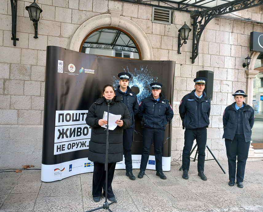 ТРЕБИЊЕ, 5. ДЕЦЕМБРА /СРНА/ - Припадници Полицијске управе Требиње реализовали су кампању "Поштуј живот, не оружје", те са грађанима разговарали о одговорном посједовању оружја, које треба држати одвојено од муниције и под кључем како не би било доступно, прије свега, малољетницима.