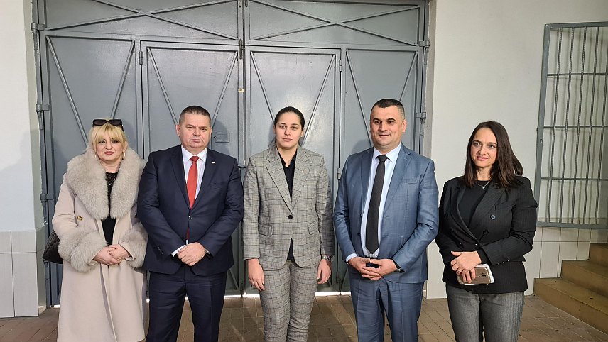 ДОБОЈ, 5. ДЕЦЕМБРА /СРНА/ - Чланови Управе Казнено-поправног завода у Добоју са члановима Одбора Народне скупштине Републике Српске за представке, приједлоге и друштвени надзор.