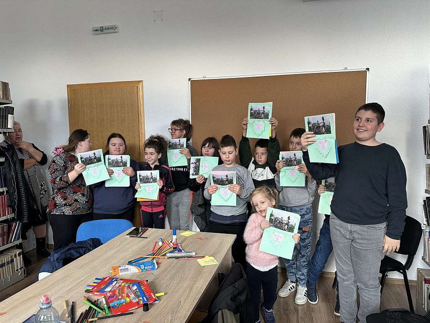 ШАМАЦ, 5. ДЕЦЕМБРА /СРНА/ - У оквиру првог "Базара образовања" у Шамцу и данас је одржана психолошка радионица на тему , Шта је љубав, покажи ми“ са психологом Сањом Мијанић, а учесници су били дјеца из Удружења грађана за помоћ лицима са посебним потребама “Дјеца Сунца“ Шамац.