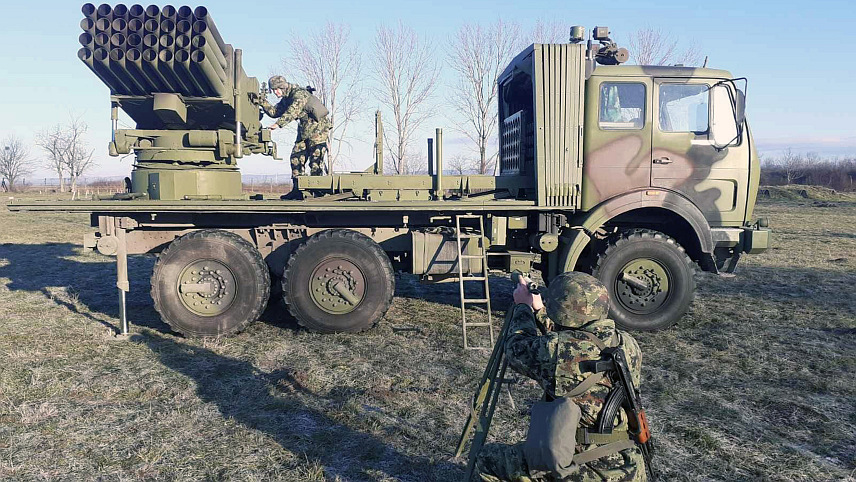 СРЕМСКА МИТРОВИЦА, 5. ДЕЦЕМБРА /СРНА/ - На полигонима и вјежбовном простору у Сремској Митровици и околини у току је колективна обуке послуга дигитализованих самоходних вишецјевних лансера ракета М-17 128 милиметара “огањ“.