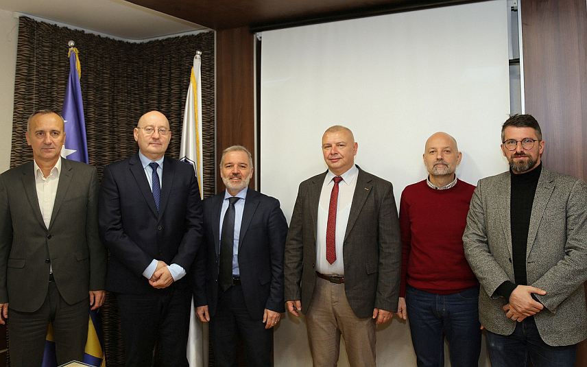 САРАЈЕВО, 5. ДЕЦЕМБРА /СРНА/ - Директор Граничне полиције БиХ Мирко Купрешаковић разговарао је данас са представницима ИПА три пројекта "Подршка ЕУ јачању борбе против кријумчарења миграната и трговине људима на Западном Балкану" о мигрантској ситуацији у БиХ, улози Граничне полиције БиХ при сузбијању илегалних миграција и планирању заједничких активности.