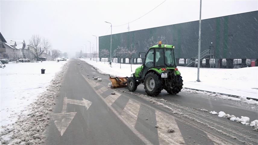 ШАМАЦ, 6. ДЕЦЕМБРА /СРНА/ - Јавно предузеће "Слободна зона" припремило је механизацију и потребни материјал за несметано одвијање саобраћаја током зиме, а на лагеру има седам тона индустријске соли за посипање и 15 метара кубних абразивног материјала.