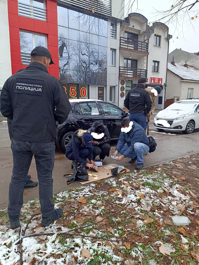 БАЊАЛУКА, 6. ДЕЦЕМБРА /СРНА/ - Три лица запослена у Пореској управи Републике Српске ухапшена су у акцији кодног назива "Афродита" на подручју града Бањалука због сумње да су починила кривична дјела примање мита и трговина утицајем.