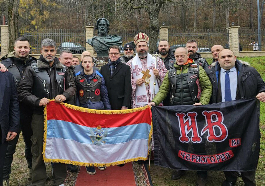 ПОДГОРИЦА, 6. ДЕЦЕМБРА /СРНА/ - Његово преосвештенство владика будимљанско-никшићки Методије освештао је данас у Андријевици споменик Александру Невском, у присуству амбасадора Руске Федерације у Црној Гори Владисалава Масленикова, директор Руског дома у Београду Јевгенија Баранова, представникамото-клуба "Ноћни вукови" и вјерног народа.