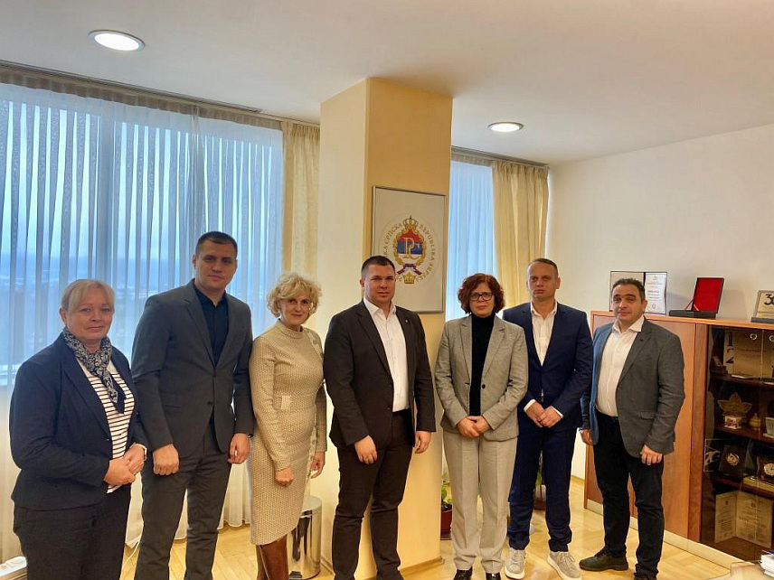 БАЊАЛУКА, 6. ДЕЦЕМБРА /СРНА/ - Министар управе и локалне самоуправе Сенка Јујић и директор Јавног фонда за дјечију заштиту Републике Српске Недељко Јовић потписали су данас у Бањалуци Споразум о електронској размјени података.