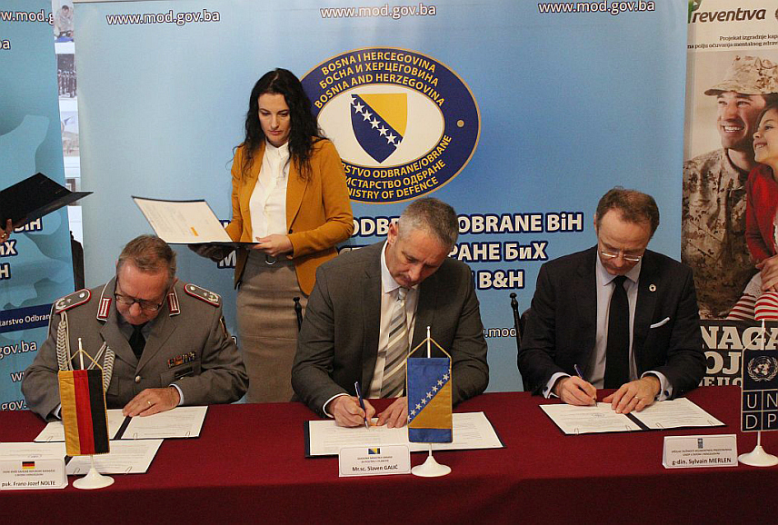 САРАЈЕВО, 6. ДЕЦЕМБРА /СРНА/ - Замјеник министра одбране у Савјету министара Славен Галић и војни изасланик Њемачке у БиХ пуковник Франц Јозеф Нолт потпусали су данс у Сарајеву технички аранжман донације средстава у износу од 1,35 милиона евра, за унапређење услова чувања наоружања у складишту Оружаних снага БиХ у Високом.