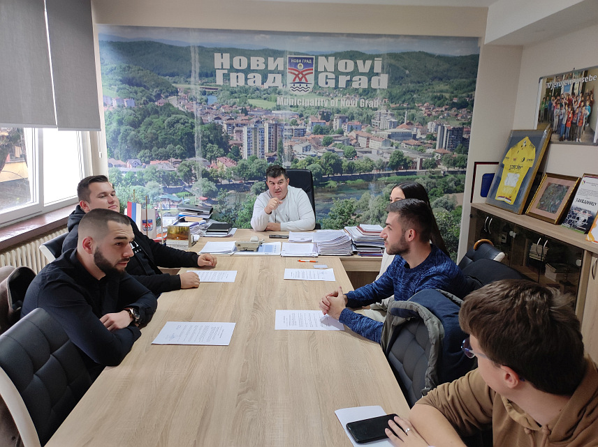 НОВИ ГРАД, 6. ДЕЦЕМБРА /СРНА/ - У Новом Граду данас су потписани уговори о стипендирању са 45 студената из ове локалне заједнице за шта ће из општинског буџета бити издвојено 57.200 КМ.