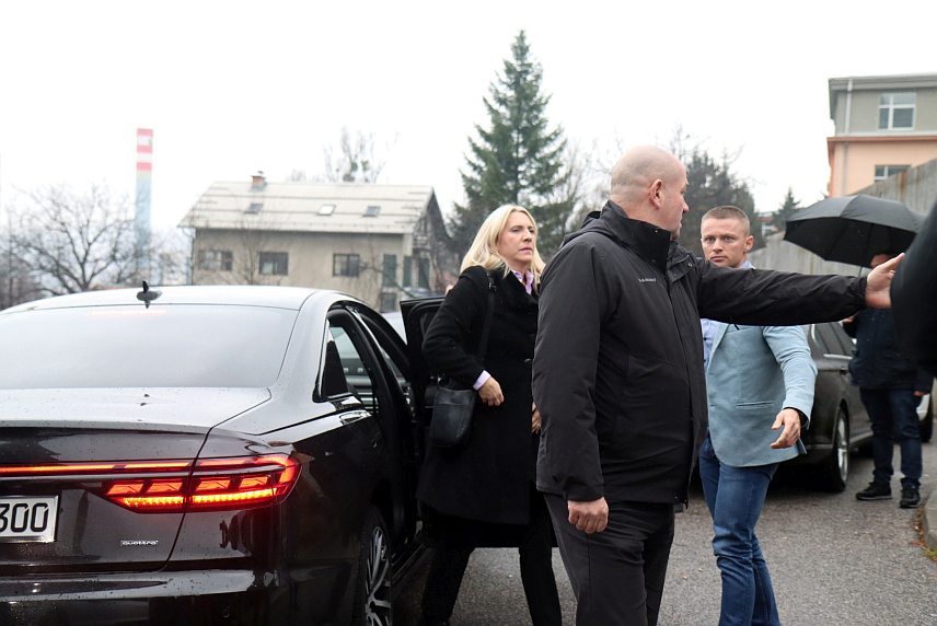 САРАЈЕВО, 6. ДЕЦЕМБРА /СРНА/ - Предсједник Владе Републике Српске Радован Вишковић и српски члан Предсједништва БиХ Жељка Цвијановић стигли су у Суд БиХ у Сарајеву, гдје је за данас заказано рочиште предсједнику Српске Милораду Додику и вршиоцу дужности директора "Службеног гласника" Милошу Лукићу по оптужници за непоштовање одлука Кристијана Шмита.