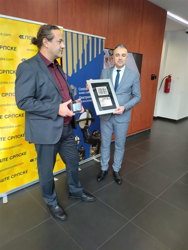 БАЊАЛУКА, 6. ДЕЦЕМБРА /СРНА/ - У Бањалуци је данас представљена поштанска марка "25 година постојања КМ", које су издале "Поште Српске" заједно са Централном банком БиХ.