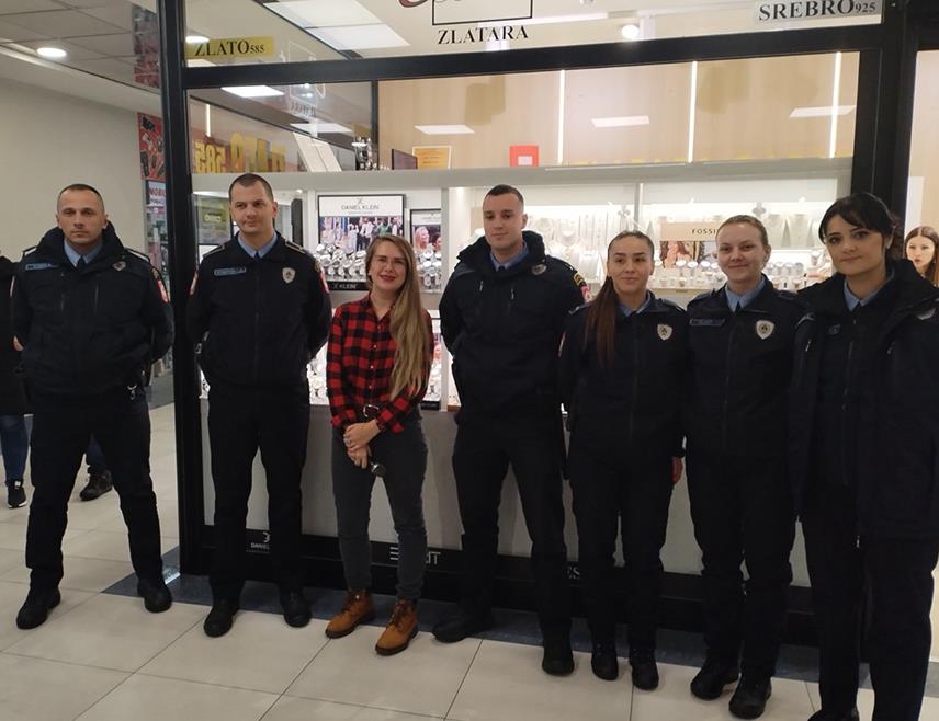 БИЈЕЉИНА, 6. ДЕЦЕМБРА /СРНА/ - Полицијска управа /ПУ/ Бијељина је у оквиру кампање "Поштуј живот, не оружје" организовала данас дружење са грађанима.