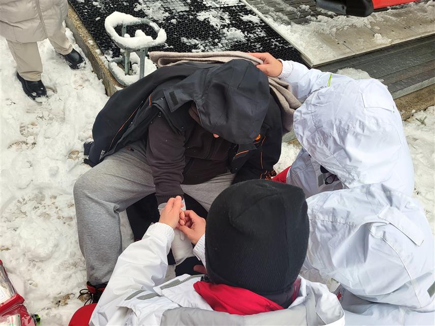 ЈАХОРИНА, 6. ДЕЦЕМБРА/СРНА/ - На локацији шестосједа "Огорјелице један" на Јахорини данас је успјешно изведена вјежба спасавања са жичаре чији је циљ практична провјера плана евакуације и спасавања, те правовременог, брзог и безбједног одговора на ванредне догађаје и ситуације.