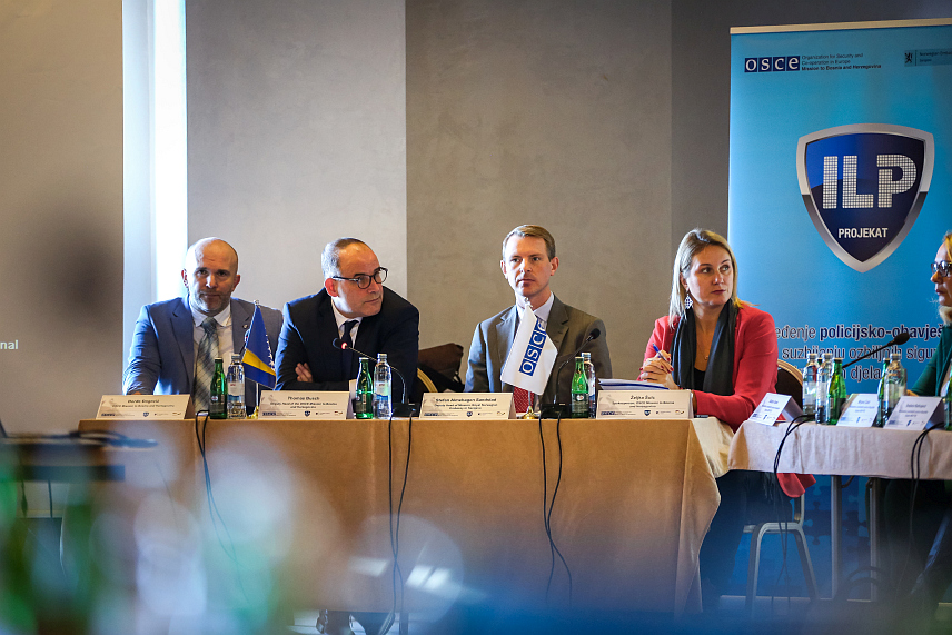 САРАЈЕВО, 6. ДЕЦЕМРБА /СРНА/ - Јачање међуагенцијске сарадње с циљем унапређења полицијско-обавјештајног рада било је у фокусу ОЕБС-ове радионице на Јахорини која је окупила више од 50 представника Високог судског и тужилачког савјета /ВСТС/, полицијских агенција и институција из цијеле БиХ.	
