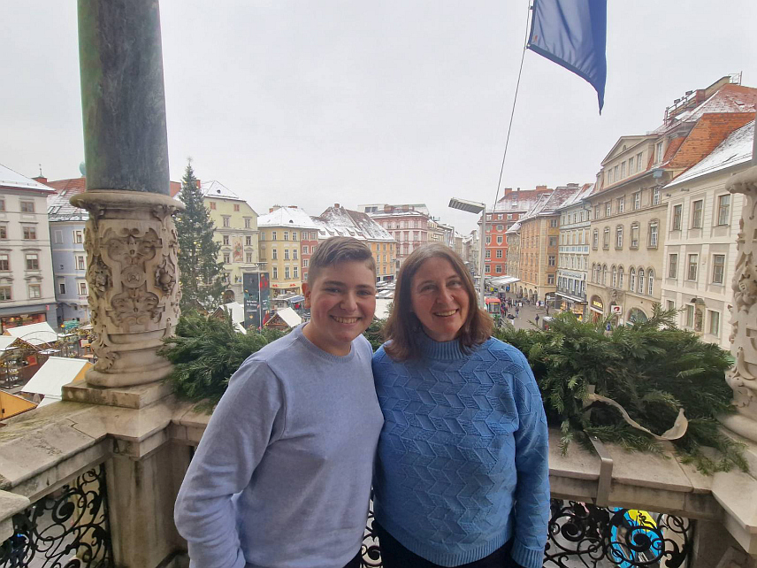 БИЈЕЉИНА, 6. ДЕЦЕМБРА /СРНА/ - Поводом недавно одржаног Осмог "Акордеонфеста", градоначелник Граца Елке Кар уприличила је пријем за професора Славишу Перића и младог виртуоза на хармоници Ђорђа Перића.	
