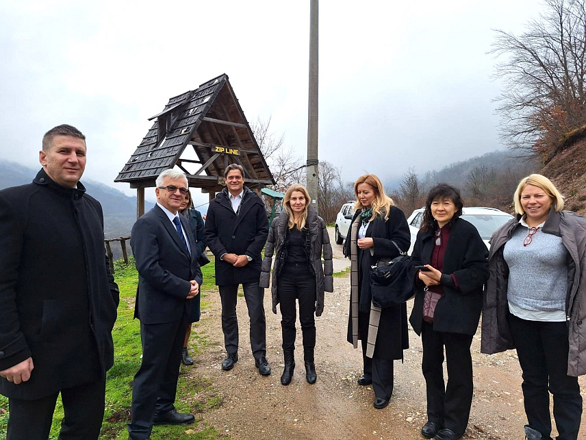 ФОЧА, 6. ДЕЦЕМБРА /СРНА/ - Министар саобраћаја и веза Републике Српске Недељко Чубриловић и делегација Свјетске банке потврдили су данас опредијељеност за наставак имплементације и финализације пројекта изградње магистралног пута Фоча - Шћепан Поље.