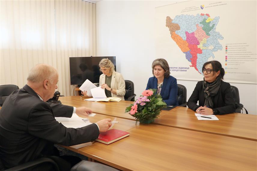 САРАЈЕВО, 6. ДЕЦЕМБРА /СРНА/ - У наредном периоду биће настављена сарадња између Централне изборне комисије /ЦИК/ БиХ са Амбасадом САД у БиХ и Америчком агенцијом за међународни развој /УСАИД/ у вези са јачањем интегритета изборног процеса у БиХ, саопштено је из ЦИК-а.