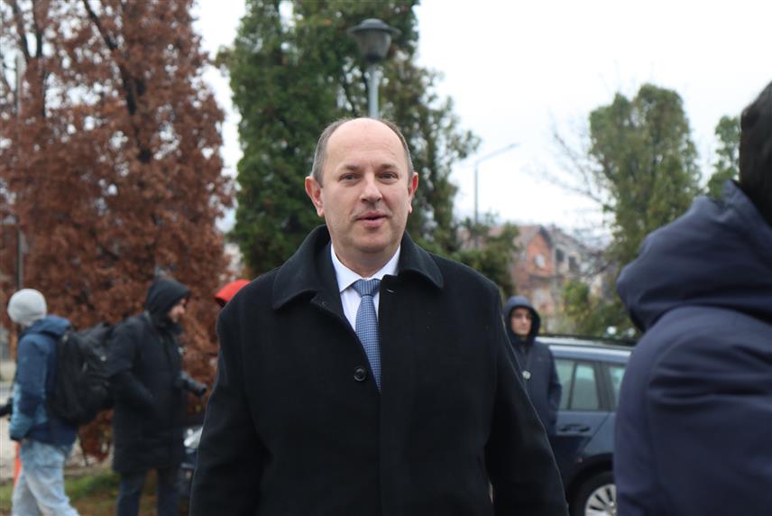 САРАЈЕВО, 6. ДЕЦЕМБРА /СРНА/ - Генерални секретар СНСД-а Лука Петровић рекао је Срни да је данашње рочиште предсједнику Републике Српске Милораду Додику и вршиоцу дужности директора "Службеног гласника" Милошу Лукићу још један доказ да Суд БиХ треба да нестане.