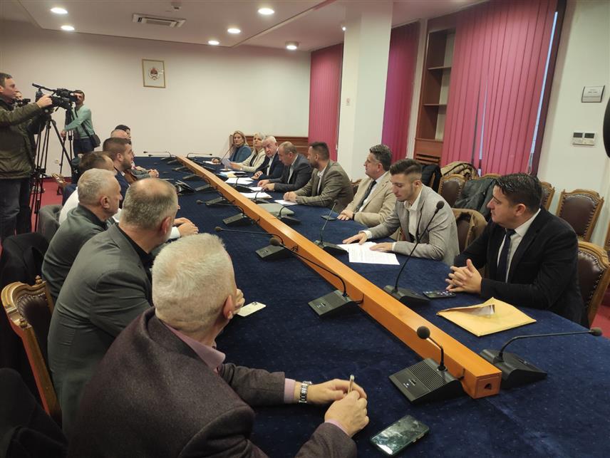 БАЊАЛУКА, 6. ДЕЦЕМБРА /СРНА/ - Представници руководства ПДП-а, у просторијама Скупштине одржан састанак посланика и других представника ПДП-а у вези с предајом Резолуције о афирмисању уставног поретка и политичког суверенитета Српске и БиХ.