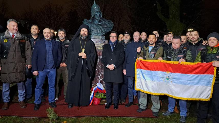 ПОДГОРИЦА, 6. ДЕЦЕМБРА /СРНА/ - Биста Светог кнеза Александра Невског, истакнутог војсковође, мудрог политичара и дипломате, од вечерас краси Трг Шака Петровића у Никшићу, одакле је поручено да је то још једна потврда вјековне историјске, духовне и културне блискости између народа Русије и Црне Горе.