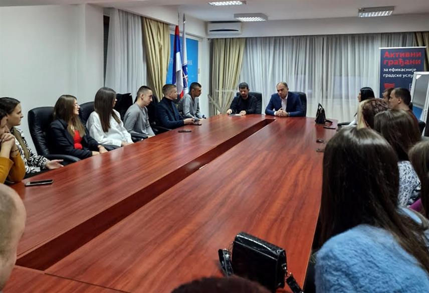 ЗВОРНИК, 6. ДЕЦЕМБРА /СРНА/ - Градоначелник Зворника Бојан Ивановић на пријему који је приредио за 24 млада високообразована човјека у Градској управи.