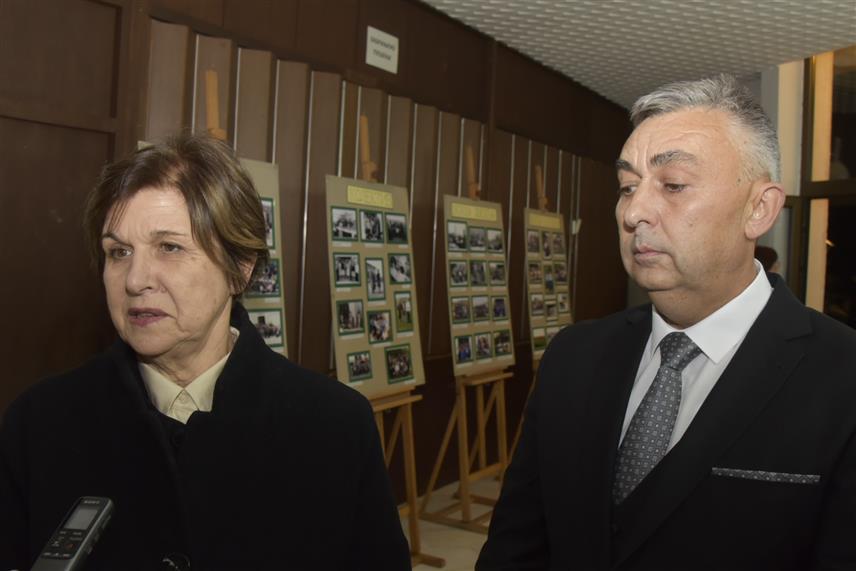 ЛАКТАШИ, 6. ДЕЦЕМБРА /СРНА/ - Основна школа "Холандија" у Слатини обиљежила је данас 111 година постојања, а министар просвјете и културе Републике Српске Жељка Стојичић поручила је на обиљежавању да на ту годишњицу и трајање требају бити поносни сви у Слатини, а посебно ученици, директор и сарадници школе.